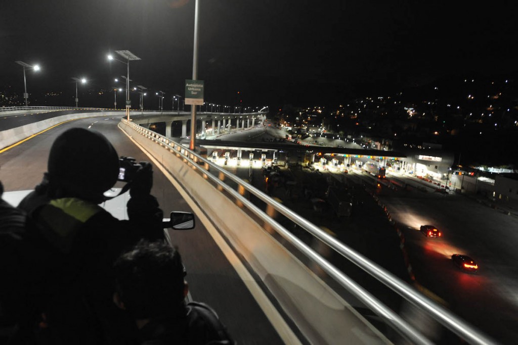 CIUDAD DE M…XICO., 27OCTUBRE2016.- Esta maÒana fue abierta a la circulaciÛn la nueva autopista urbana sur, que consta de 7 Kms. De la caseta de la autopista MÈxico Cuernavaca a Perisur y que tiene un costo de 15 pesos, esta ser· gratuito el recorrido hasta el dÌa 3 de Noviembre y posteriormente ser· inaugurada por el Presidente de la Republica y el Jefe de Gobierno de o la Ciudad De MÈxico. FOTO: LUIS CARBAYO /CUARTOSCURO.COM