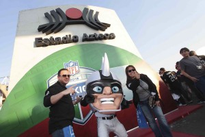 CIUDAD DE MÉXICO, 21NOVIEMBRE2016.- Aficionados de los Raiders de Oakland y los Texanos de Houston se dieron cita en el estadio Azteca, para celebrar el "Monday Night" de la NFL en tierra azteca.  FOTO: CUARTOSCURO.COM