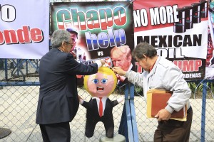 CIUDAD DE MÉXICO, 17NOVIEMBRE2016.- Integrantes del Movimiento Mexicano en Apoyo a Nuestros Paisanos en EEUU se manifestaron colocando mantas y quemaron una piñata de Donald Trump a las afueras de la embajada de Estados Unidos. FOTO: SAÚL LÓPEZ /CUARTOSCURO.COM