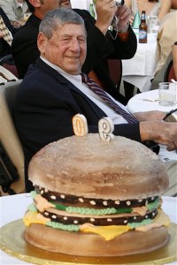 ARCHIVO - En esta foto del 21 de agosto del 2008, el creador del Big Mac Michael "Jim" Delligatti es visto detr·s de un pastel de cumpleaÒos Big Mac en la fiesta de su 90 cumpleaÒos en Canonsburg, Pennsylvania. Delligatti falleciÛ a los 98 aÒos. (AP Foto/Gene J. Puskar)