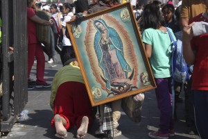 CIUDAD DE MÉXICO, 12DICIEMBRE2016.- Personal de limpia Basílica de Guadalupe recoge  la basura que los peregrinos dejan en la explanada de plaza Mariana por los festejos de los  485 aniversario de la aparición de la figura religiosa  “Madre del Pueblo Mexicano”.  FOTO: ANTONIO CRUZ /CUARTOSCURO.COM