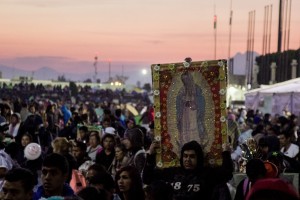 CIUDAD DE MÉXICO, 11DICIEMBRE2016.- Miles de peregrinos continuaron su arribo a la Basílica d Guadalupe para conmemorar el 485 aniversario de la aparición de la figura religiosa en el cerro del Tepeyac. Los asistentes cargaban mantas, cuadros y coronas de flores para festejar a la “Madre del Pueblo Mexicano”.  FOTO: GALO CAÑAS /CUARTOSCURO.COM