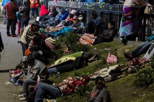 CIUDAD DE MÉXICO, 11DICIEMBRE2016.- Miles de peregrinos continuaron su arribo a la Basílica d Guadalupe para conmemorar el 485 aniversario de la aparición de la figura religiosa en el cerro del Tepeyac. Los asistentes cargaban mantas, cuadros y coronas de flores para festejar a la “Madre del Pueblo Mexicano”.  FOTO: GALO CAÑAS /CUARTOSCURO.COM