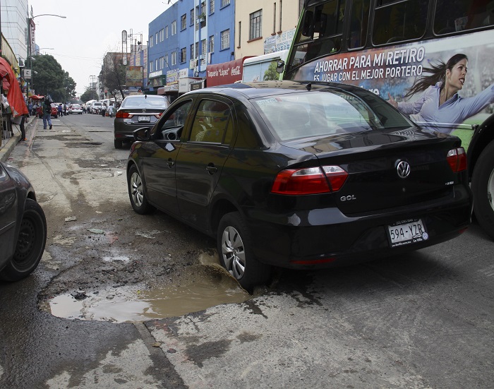 CiUDAD DE MÉXICO, 30JUNIO2016.- En la calle de Lopez de la colonia Centro se observan grandes baches que se han hecho más grandes por las lluvias de los últimos días, automovilistas intentan evitarlos, sin embargo, muchos de ellos caen en estas oquedades.  FOTO: ANTONIO CRUZ /CUARTOSCURO.COM