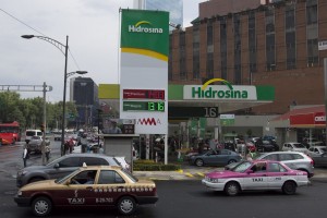 CIUDAD DE MÉXICO, 07JUNIO2016.- La imagen de la gasolinera, ubicada en el cruce de avenida Insurgentes y Paseo de la Reforma ha cambiado de imagen adoptando el nuevo nombre de “Hidrosina”, primer proyecto a nivel nacional que ya no queda sujeto al uso del nombre de la paraestatal Petróleos Mexicanos al igual que ofrecer diferentes servicios a los consumidores. FOTO: GALO CAÑAS /CUARTOSCURO.COM