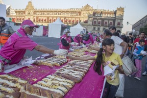 CIUDAD DE MÉXICO, 05ENERO2016.- Miguel Ángel Mancera, jefe de gobierno de la Ciudad de Méxic, encabezó el evento de la mega rosca de reyes magos en el Zócalo capitalino. FOTO: ANTONIO CRUZ /CUARTOSCURO.COM