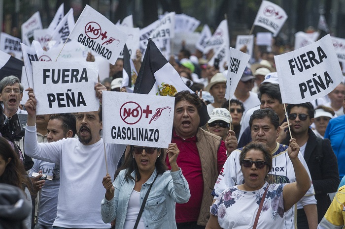 CIUDAD DE MÉXICO, 01ENERO2017.- Decenas de ciudadanos, que se dijeron apartidistas, marcharon sobre Paseo de la Reforma en rechazo al aumento que sufrió la gasolina a partir de el primer minuto de este año. Con el "gasolinazo", el combustible tipo Magna subirá 14 por ciento para costar 15.99 pesos por litro. La Premium aumentará 20 por ciento para cotizarse en 17.79 por litro. Y el diésel incrementará 16.5 por ciento para llegar a los 17.05 pesos. FOTO: ISAAC ESQUIVEL /CUARTOSCURO.COM