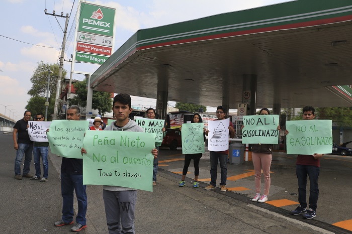 CIUDAD DE MÉXICO, 01ENERO2017.- Jóvenes protestaron con parcartas contra el alza a la gasolina en la estación 2519 de Pemex ubicada en la avenida Oceania al cruce con la calle de China en la colonia Pensador Mexicano en la delegación Venustiano Carranza. FOTO: SAÚL LÓPEZ /CUARTOSCURO.COM