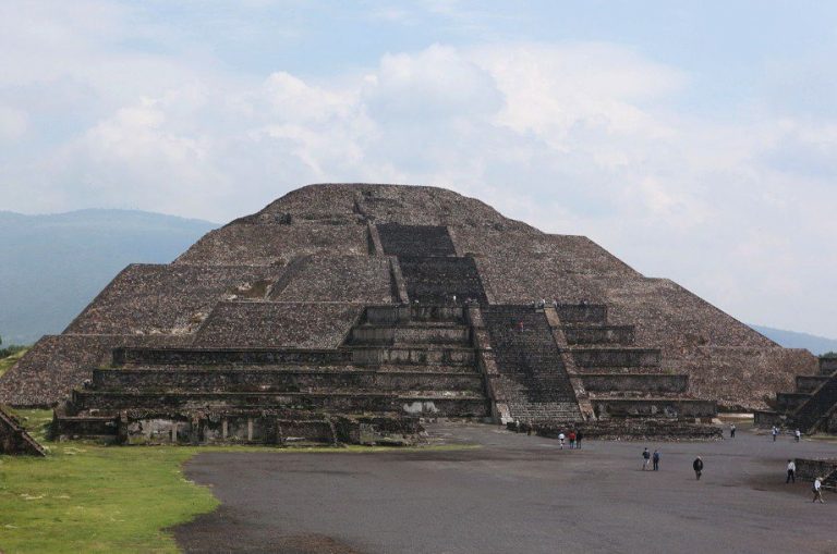 Todo indica que la Pirámide de la Luna tiene un túnel secreto
