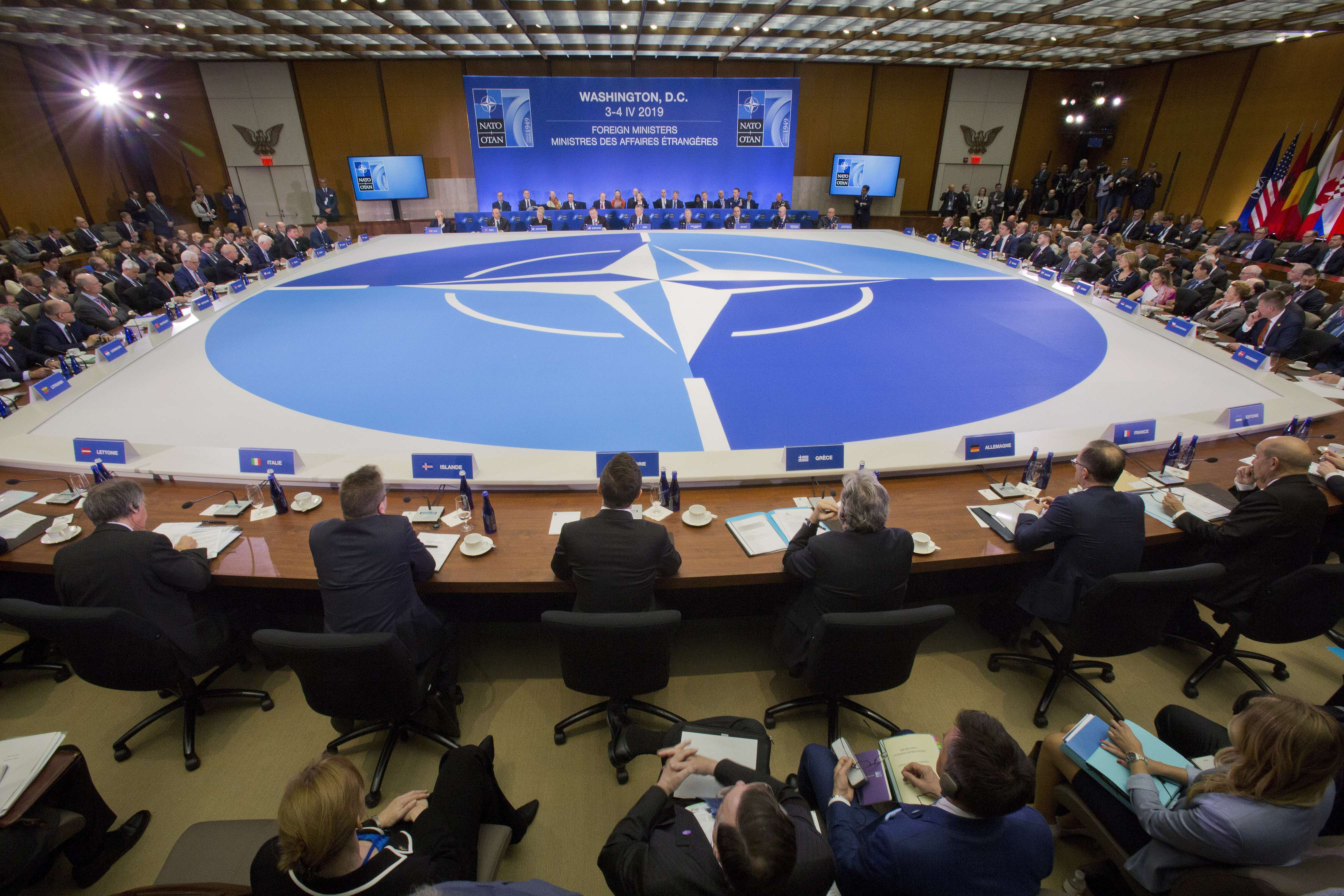 Нато конференции. Североатлантический совет НАТО. NATO Альянс. НАТО OTAN. NATO - North Atlantic Treaty Organization.