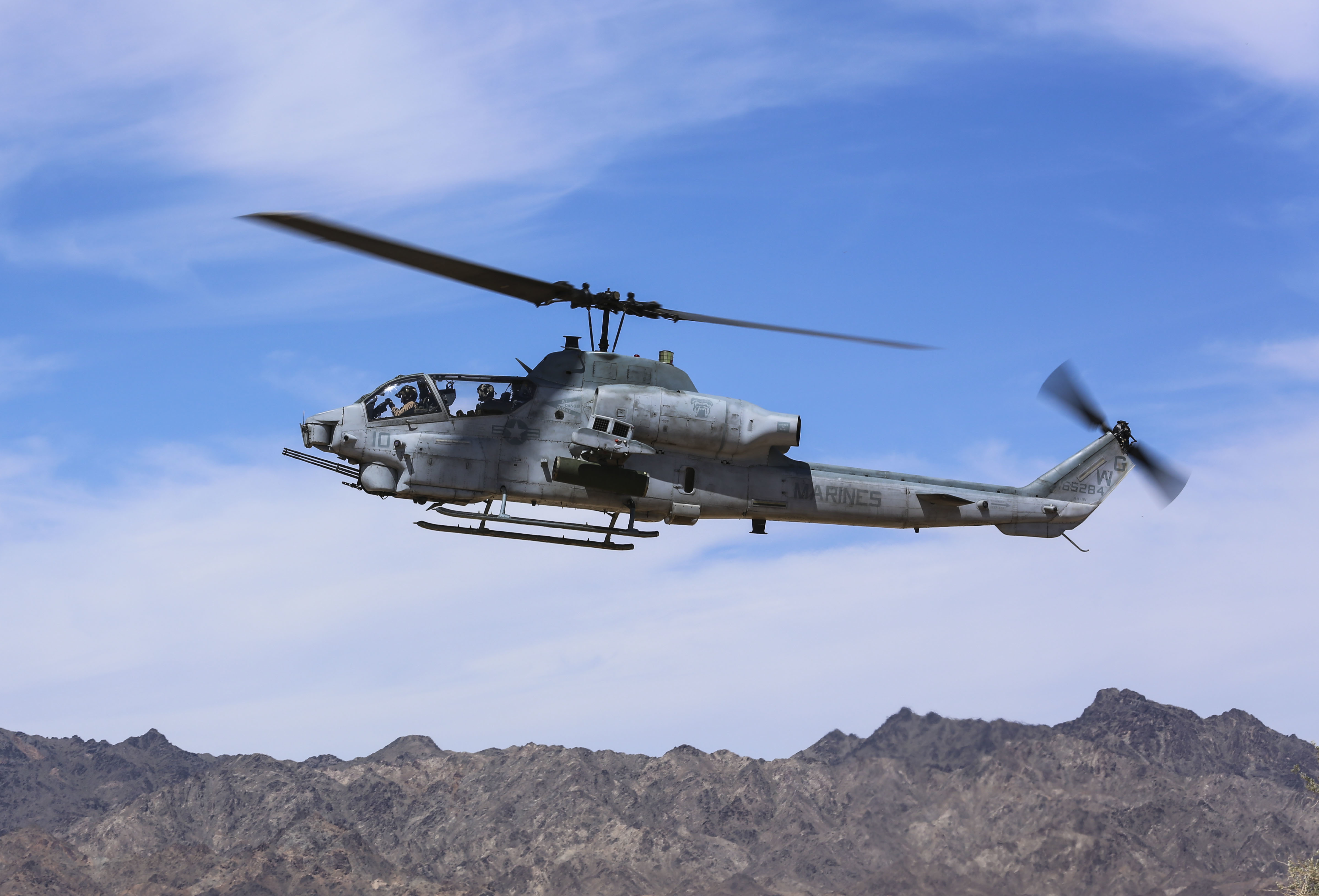 Американские военные вертолеты. Ah-1z Viper Pilots. Хеликоптер Аризона. Bell Ah-1z Viper вар Тандер. Военные вертолеты США.