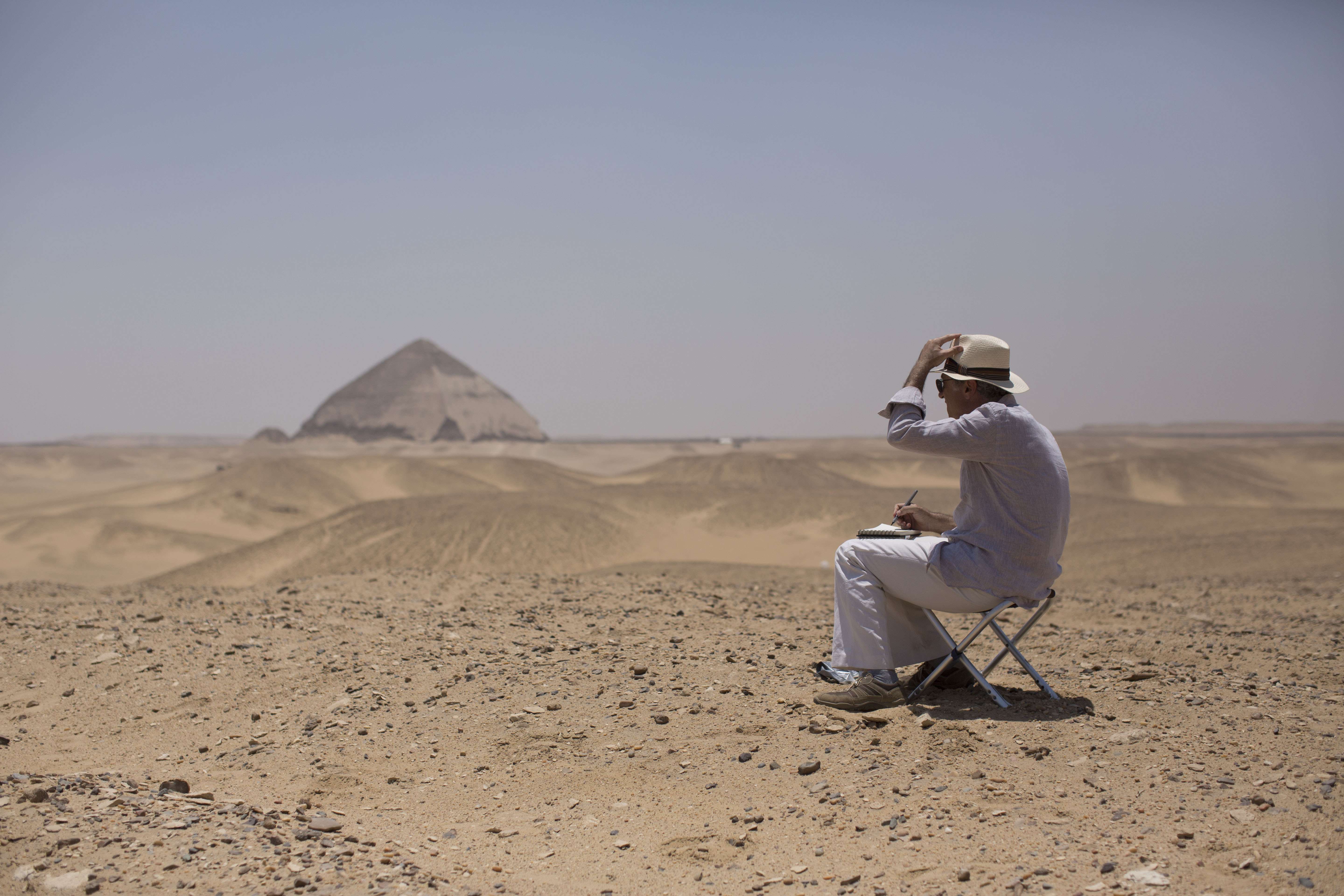 Египет летает ли россия. Туристы в Египте. Египет туризм. Путешественники в Египте. Египетские пирамиды с туристами.