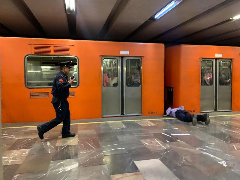 Caos en el metro por suicidio en Línea 2