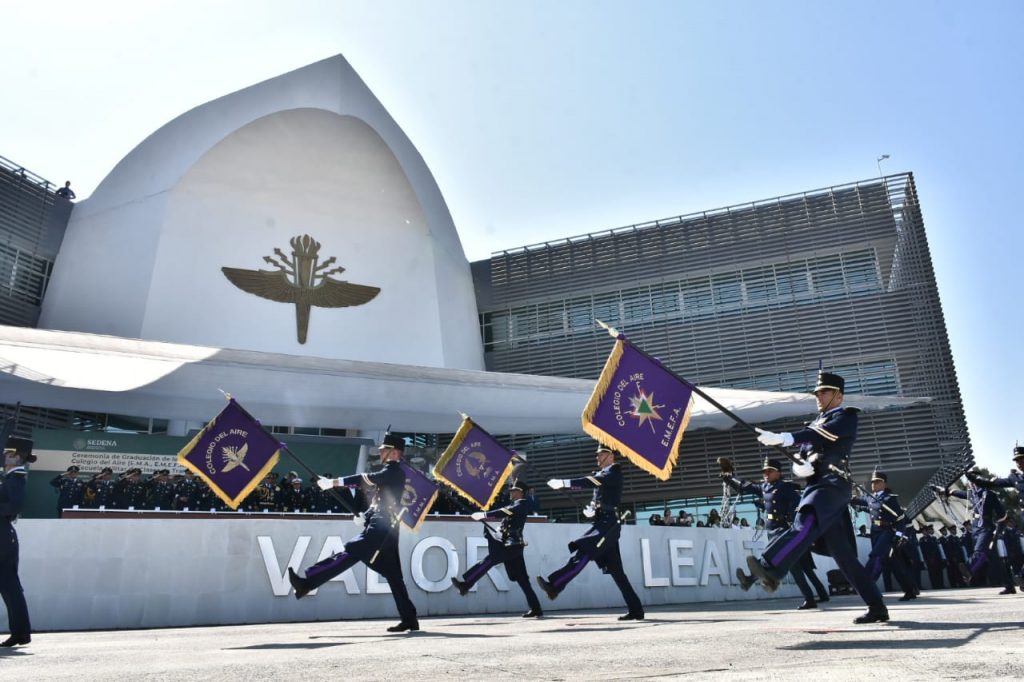 SEDENA realiza graduación del Colegio del Aire y Escuela Militar de Transmisiones