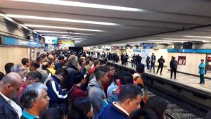 Caos en el metro por suicidio en Línea 2