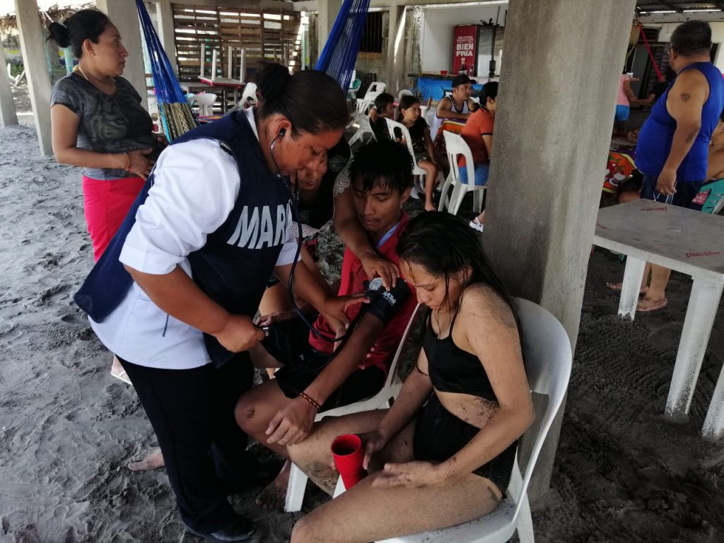 SEMAR rescató a 2 personas en Playas Puerto Arista, Chiapas