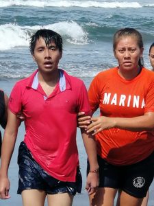 SEMAR rescató a 2 personas en Playas Puerto Arista, Chiapas