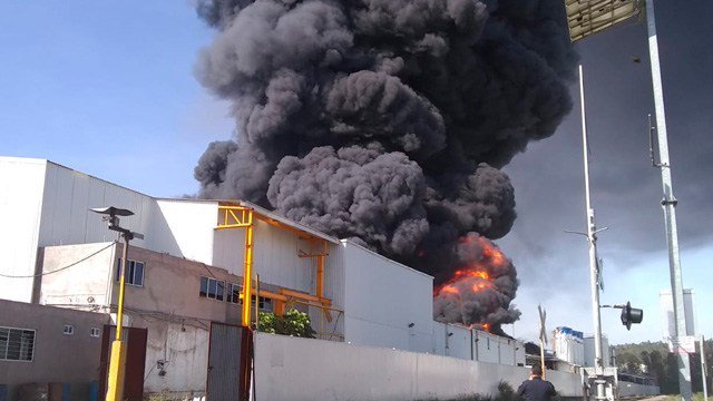 En Morelia incendio consume 2 fábricas en Ciudad Industrial