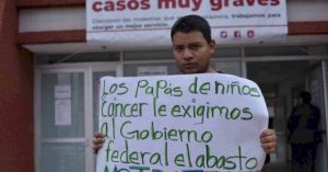 Padres de niños con cáncer exigen disculpa pública de Jorge Alcocer