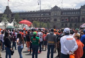 Protestan y arman tochito en el Zócalo de la CDMX 