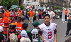 Protestan y arman tochito en el Zócalo de la CDMX 