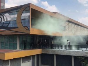 En marcha contra porrismo vandalizan Rectoría de la UNAM 