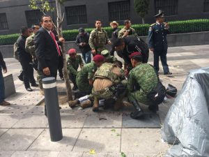 Paracaidista cae en el Zócalo y sufre lesiones