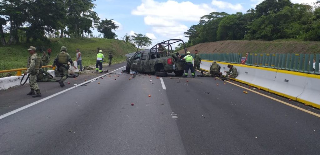 Accidente de Vehículo Militar de SEDENA en Autopista Acáyucan