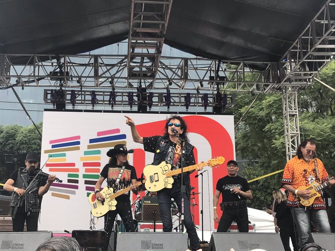 Arman el TRI toquín rocanrolero en la Glorieta del Metro Insurgentes