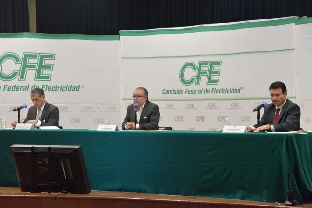 Charolean en CFE con sombrero ajeno